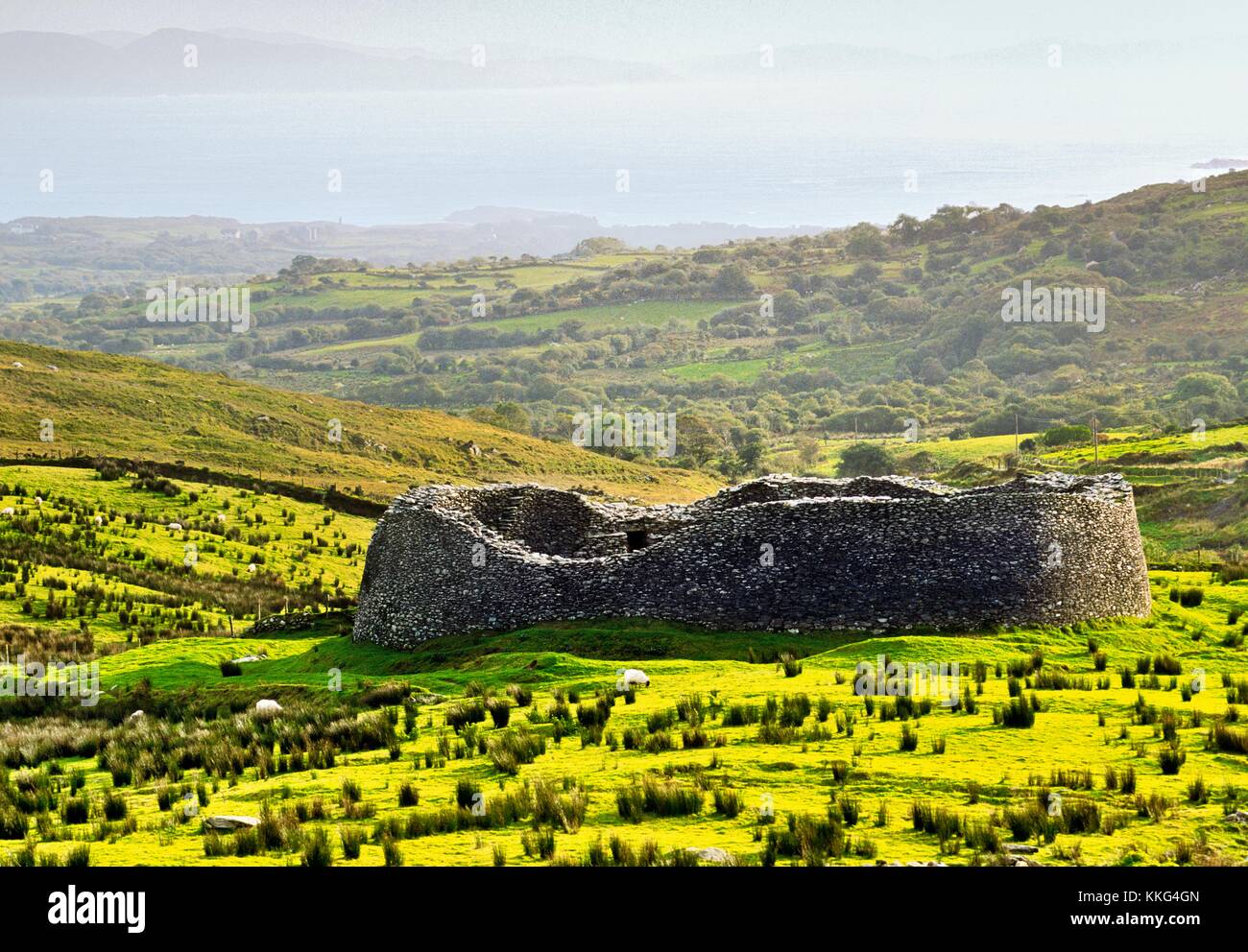 Staigue Fort entre Sneem, Waterville, Co. de Kerry, en Irlanda. Gran Anillo de piedra seca prehistóricos fort o cashel. Foto de stock