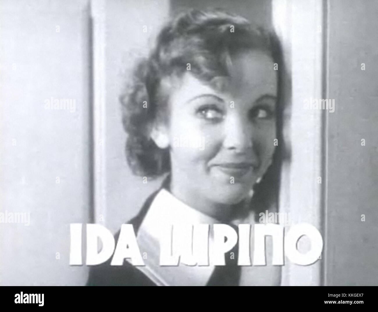 Ida Lupino en el remolque de sea Devils Foto de stock