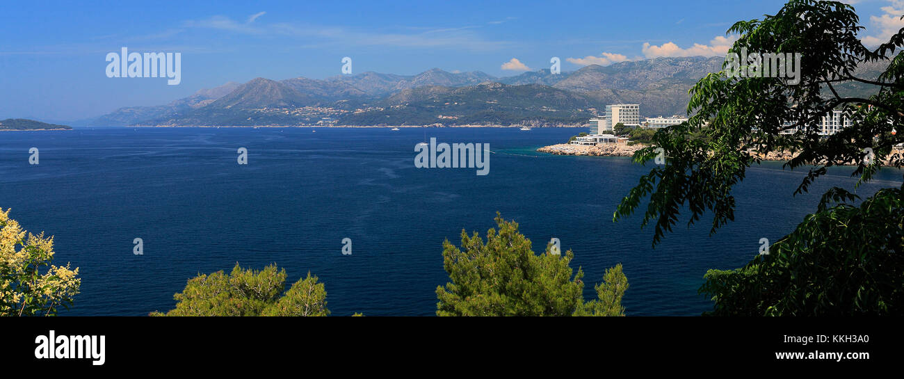 Verano vista sobre la playa de la bahía de Lapad, Lapad, Dubrovnik, ciudad de la costa dálmata, Mar Adriático, Croacia, Europa. Foto de stock
