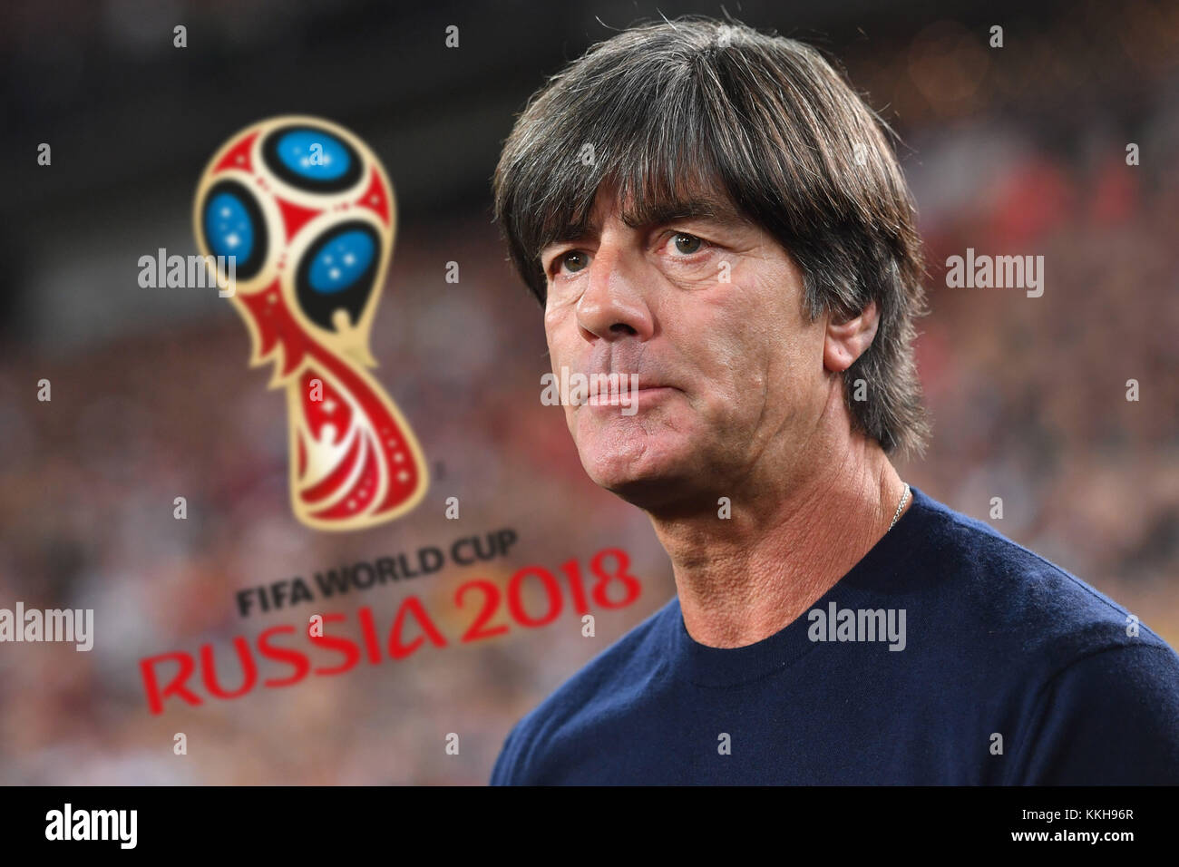 Stuttgart, Alemania. 1 de diciembre de 2017. Am Freitagafterwithtag schaut die Welt After Moskau: Dort findet ab 16 Uhr die Auslosung zur Fussball-WM 2018 in Russland statt FOTOMONTAGE, Archivfoto: Bundescoach Joachim Joachim Joachim Jogi LOEW, LâA_W (GER), Einzelbild, Einangeschnitet, Portenet, Porzeltraet, Portenet, PortrÅ Fussball Laenderspiel, WM-Qualifikation, Alemania (GER)-Norwegen (NOR) 6-0, am 04.09.2017, M E R C E D E S B E N Z A R E N A/S T U T G A R T. |uso en todo el mundo crédito: dpa/Alamy Live News Foto de stock