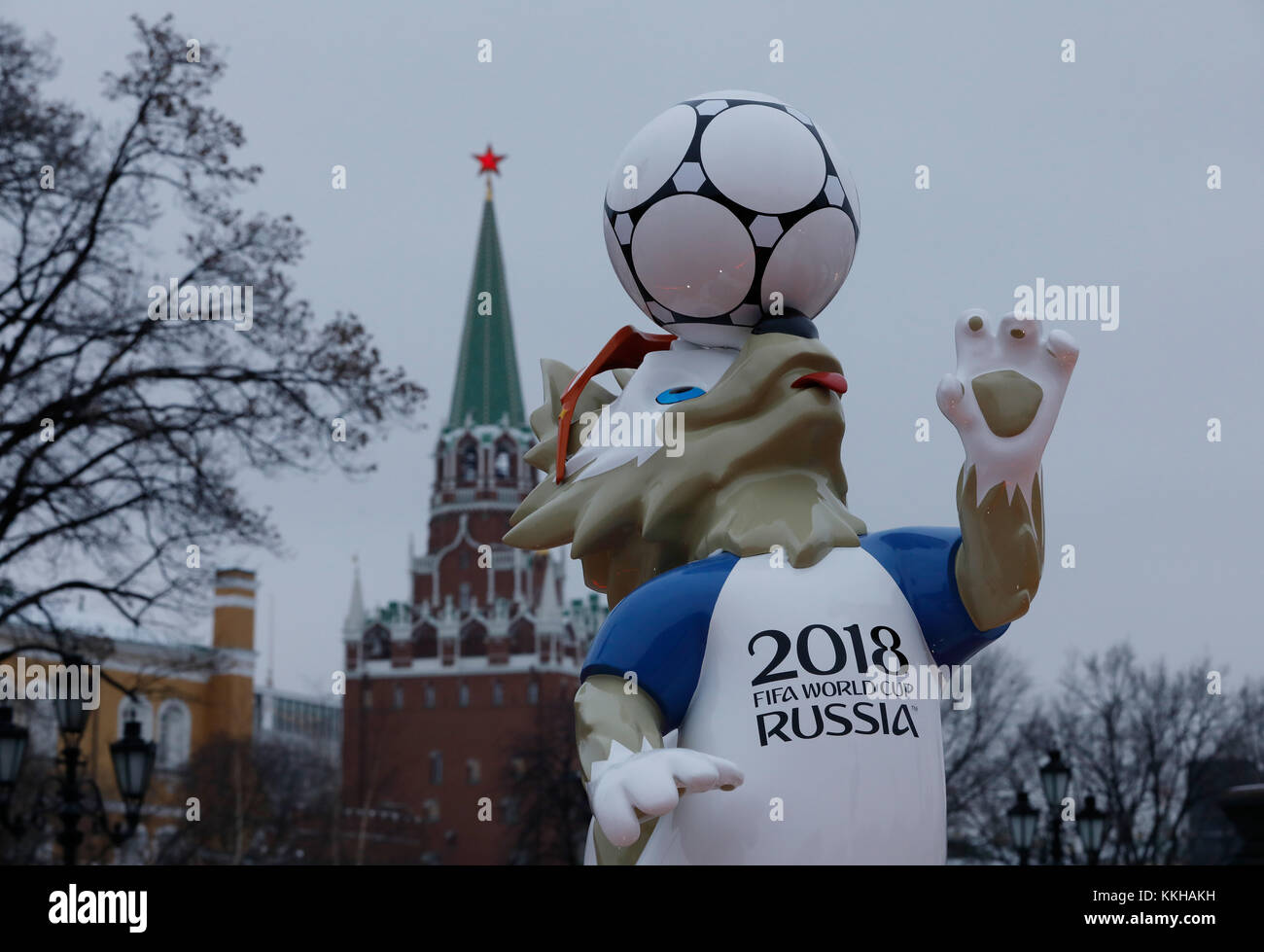 Moskau, Russland. 29 de noviembre de 2017. Der Kreml con dem Wolf Zabivaka, Maskottchen der Fussball- WM 2018. Característica/Schmuckbild/Hintergrund/Hintergrundbild. Fussball: Auslosung zur FIFA- Fussball Weltmeisterschaft 2018 en Moskau, Russland 01.12.2017 - Fútbol, sorteo de la Copa Mundial de la FIFA 2018, Moscú, 01 de diciembre de 2017 |uso en todo el mundo crédito: dpa/Alamy Live News Foto de stock