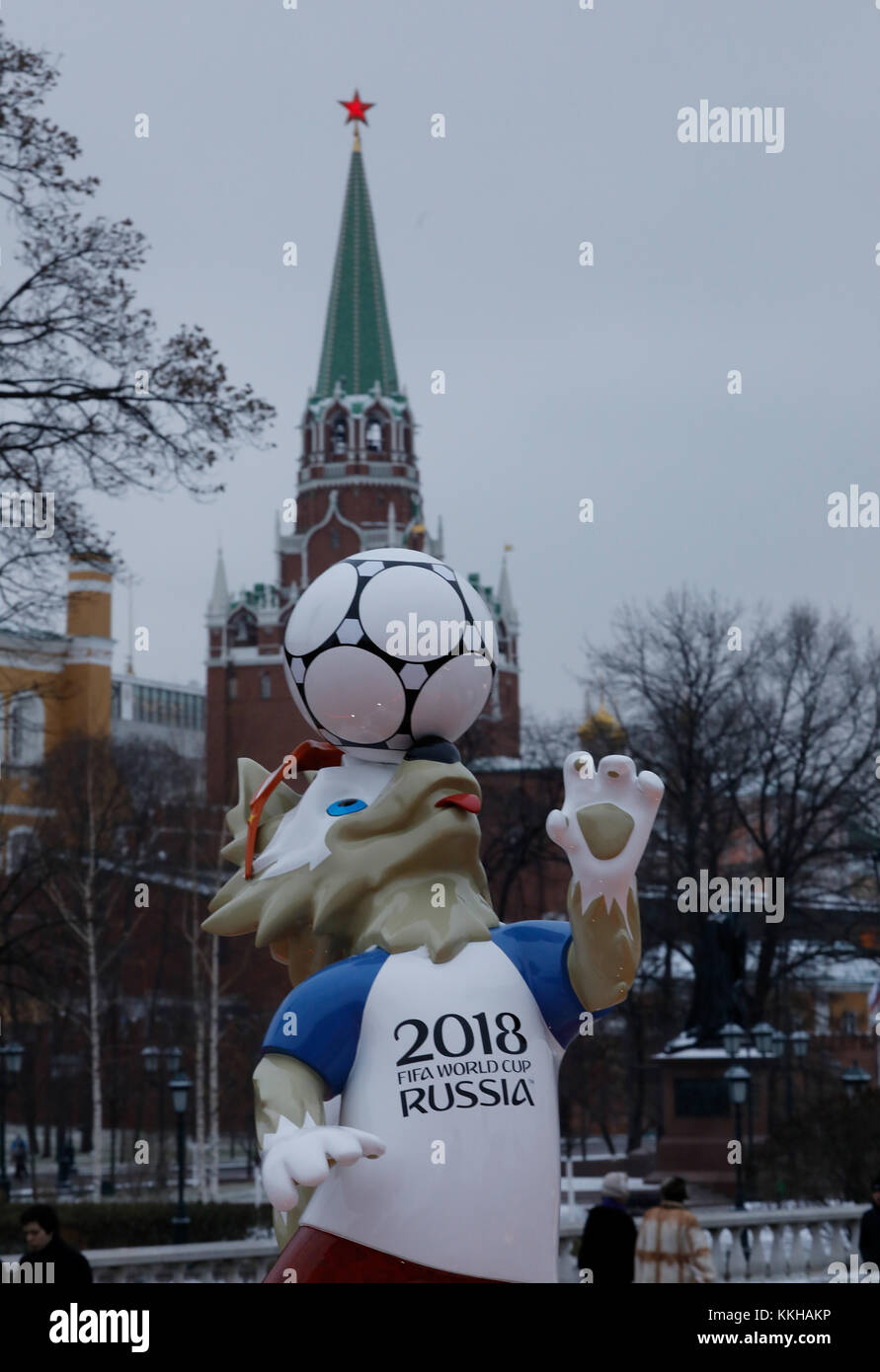 Moskau, Russland. 29 de noviembre de 2017. Der Kreml con dem Wolf Zabivaka, Maskottchen der Fussball- WM 2018. Característica/Schmuckbild/Hintergrund/Hintergrundbild. Fussball: Auslosung zur FIFA- Fussball Weltmeisterschaft 2018 en Moskau, Russland 01.12.2017 - Fútbol, sorteo de la Copa Mundial de la FIFA 2018, Moscú, 01 de diciembre de 2017 |uso en todo el mundo crédito: dpa/Alamy Live News Foto de stock