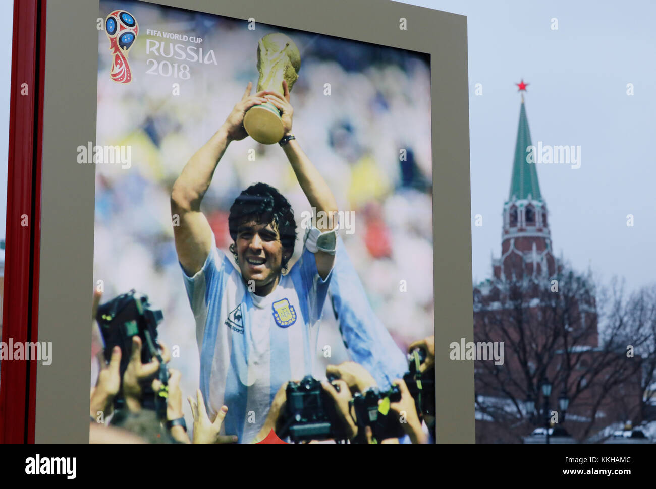 Der Kreml con WM 2018 Logos und Plakaten. Hier con einem Plakat vom Weltmeister 1986 con Diego Maradona (Argentinien). Característica/Schmuckbild/Hintergrund/Hintergrundbild. Fussball: Auslosung zur FIFA- Fussball Weltmeisterschaft 2018 en Moskau, Russland 01.12.2017 - Fútbol, sorteo de la Copa Mundial de la FIFA 2018, Moscú, 01 de diciembre de 2017 |uso en todo el mundo Foto de stock