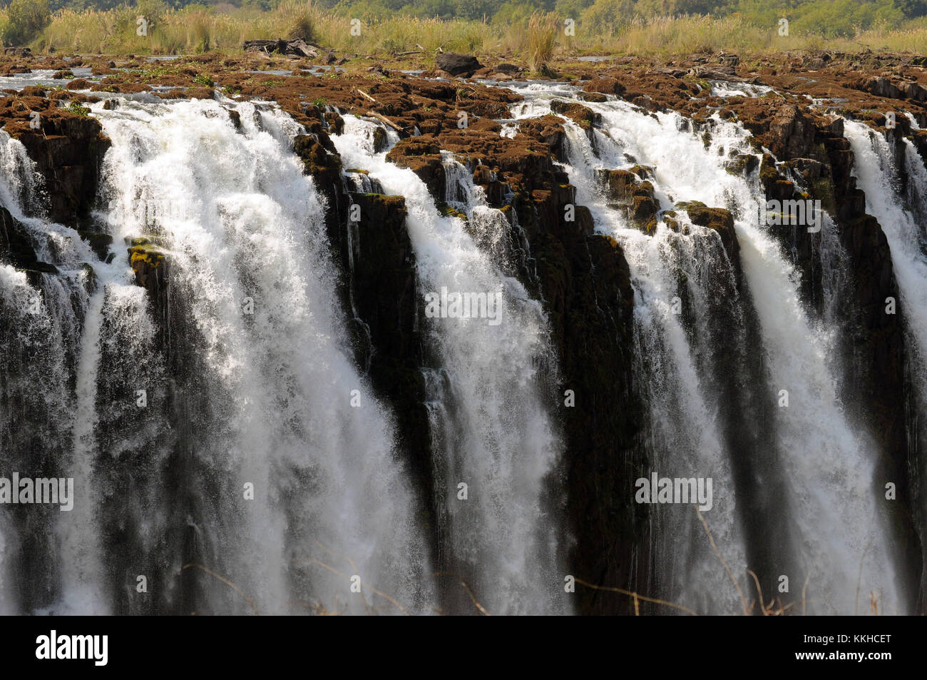 Kazungula, Zimbabwe. El 30 de julio de 2015. El llamado 'main' área cataratas de Victoria Falls, retratada en 30.07.2015. Las cataratas Victoria son las grandes cascadas del río Zambeze en la frontera entre Zimbabwe y Zambia. Las cataratas fueron descubiertas por el misionero escocés David Livingstone, quien bautizó en honor a la reina Victoria de Gran Bretaña. las cataratas Victoria han sido un sitio de patrimonio mundial de la UNESCO desde 1989. Los saltos de agua de hasta 110 metros a través de una amplia gama de más de 1.700 metros. Crédito: Matthias tödt | uso en todo el mundo/dpa/alamy live news Foto de stock