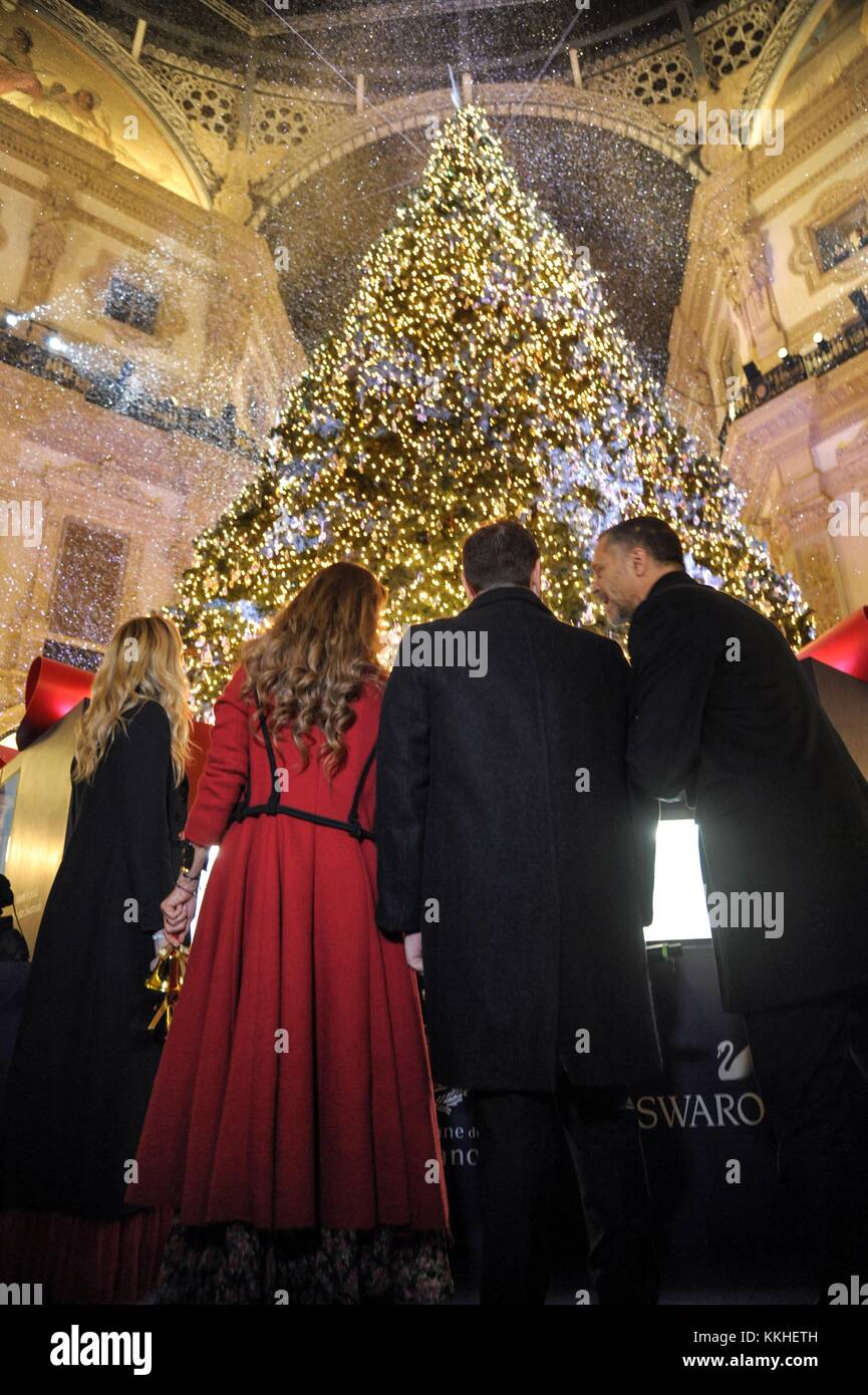 Milán, Italia. El 1 de diciembre, 2017. La iluminación del árbol de navidad  de Swarovski en la galería Vittorio Emanuele, en la imagen: la iluminación  de las luces de los árboles independientes