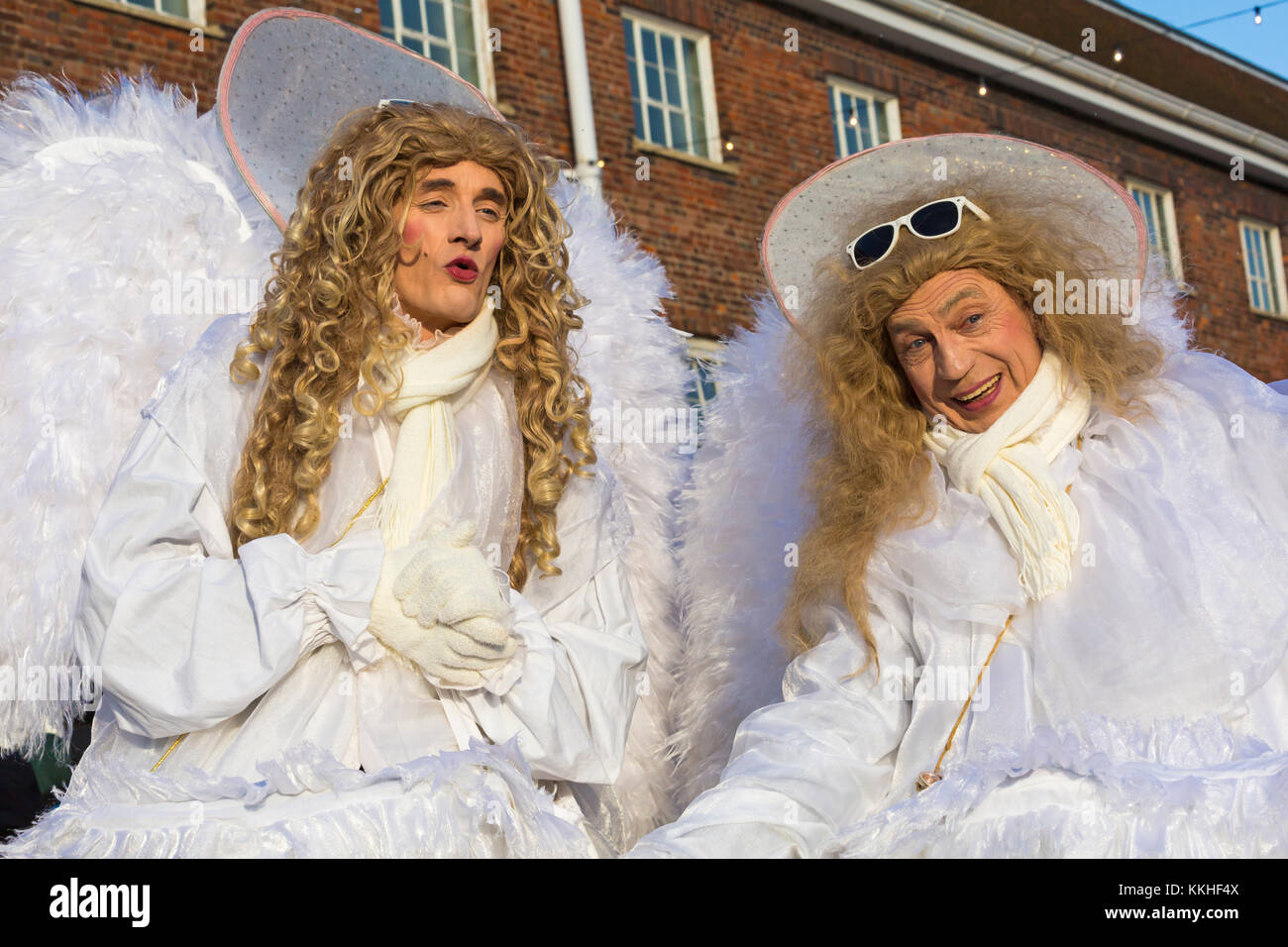 Hombres disfrazados de ángeles fotografías e imágenes de alta resolución -  Alamy