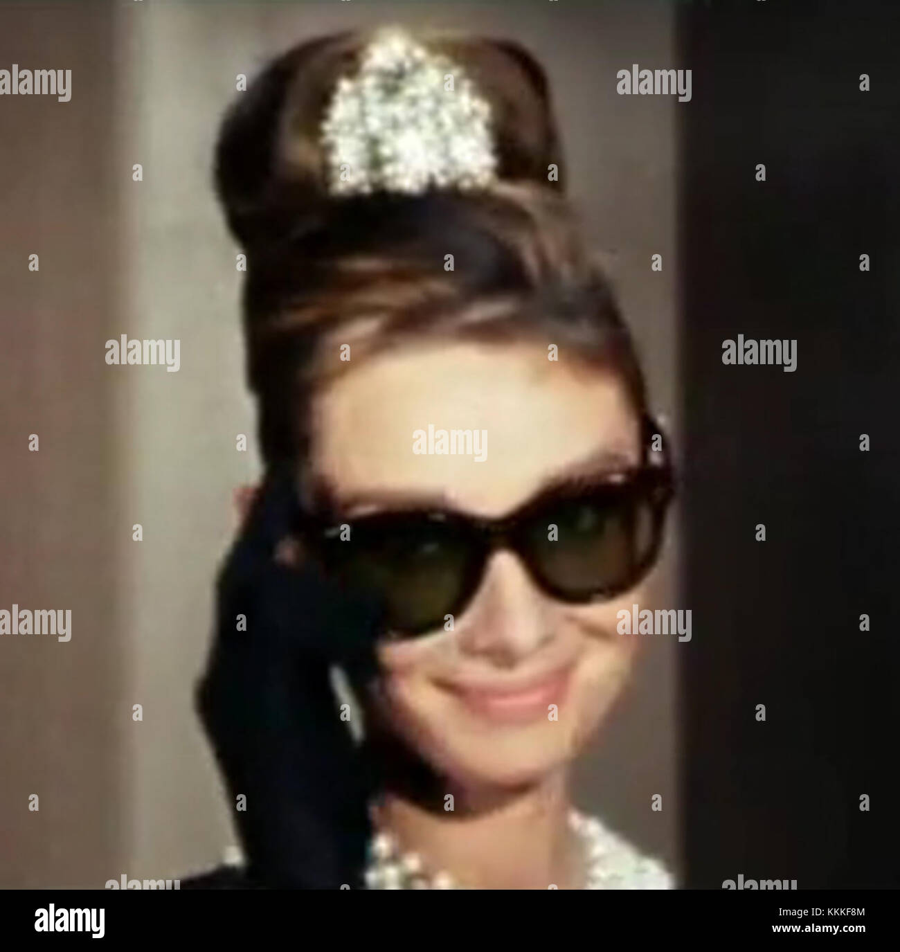 Audrey Hepburn en las gafas de sol de Oliver Goldsmith Fotografía de stock  - Alamy