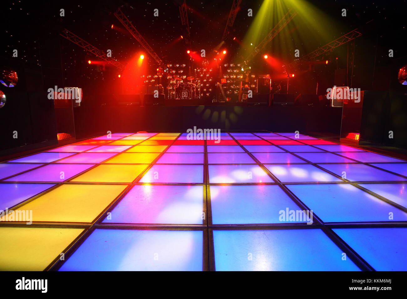 Vacía la pista de baile con discoteca iluminada plazas. Listo para una  fiesta y celebración. 70 estilo kitsch. Evento Fotografía de stock - Alamy