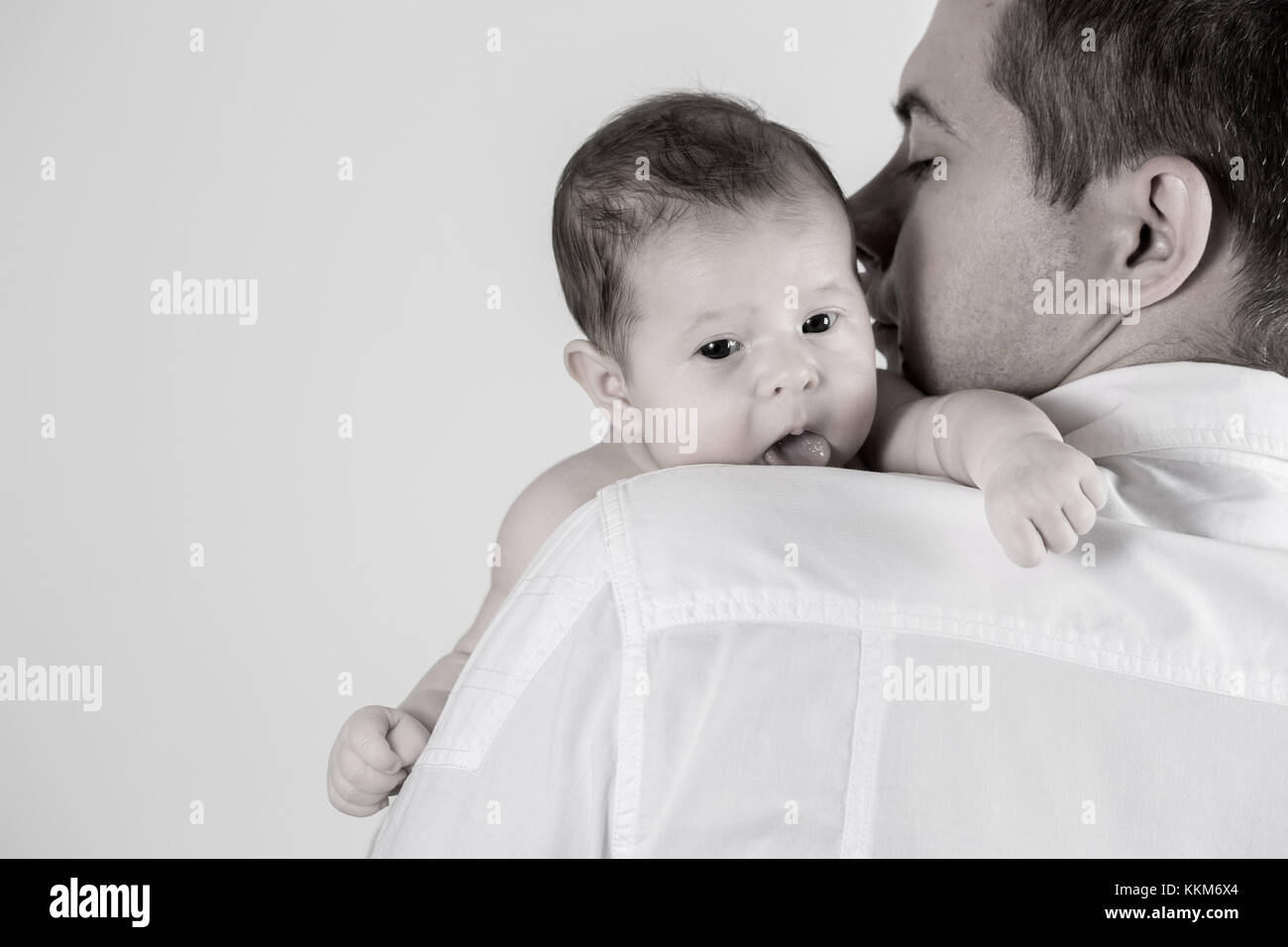 Papa Y El Bebe Recien Nacido Sobre Fondo Blanco Fotografia De Stock Alamy