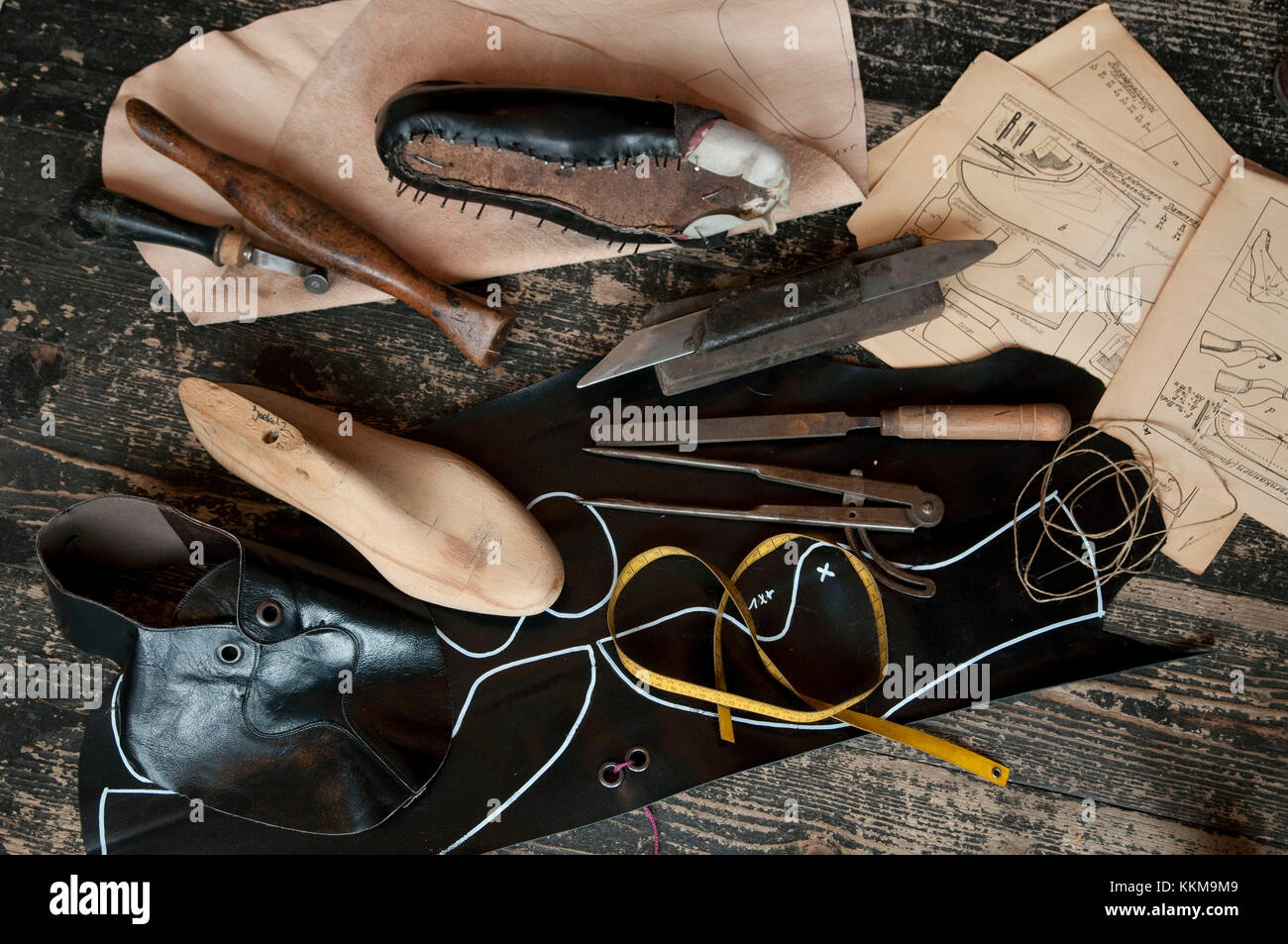 El taller de zapatería, accesorios para hacer un zapato artesanal, bodegón  Fotografía de stock - Alamy