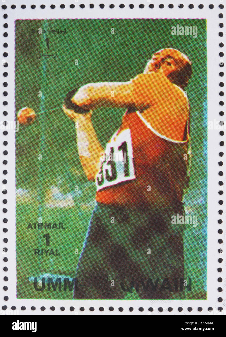 UMM AL-QUWAIN - ALREDEDOR de 1972: Un sello impreso en el Umm al-Quwain muestra lanzamiento de martillo, Atletismo, Juegos Olímpicos de Verano, Munich 1972, cerca de 1972 1972 sello de Umm al-Quwain Anatoliy Bondarchuk Foto de stock