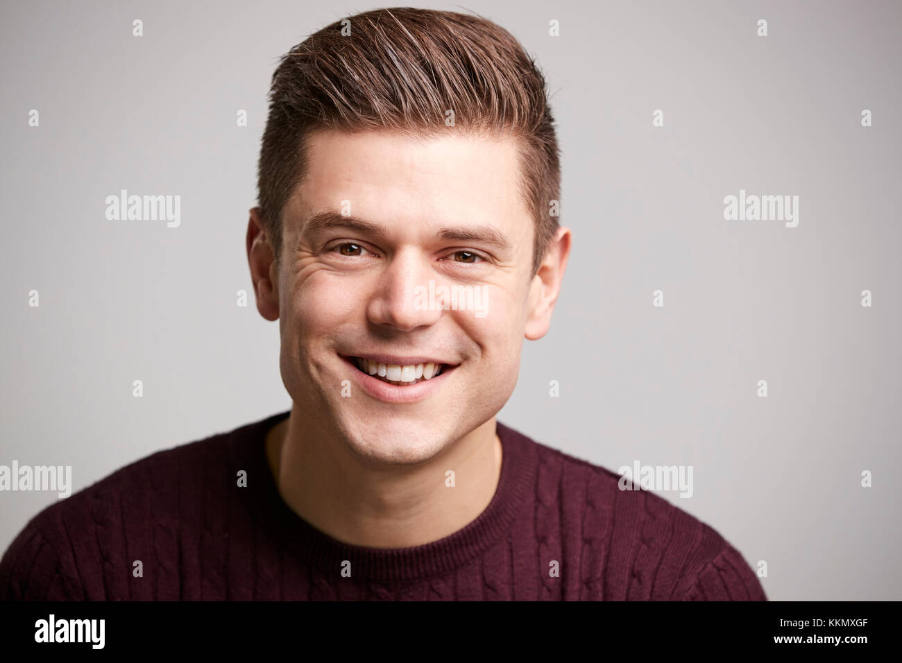 Retrato de un joven blanco sonriente mirando a la cámara Foto de stock