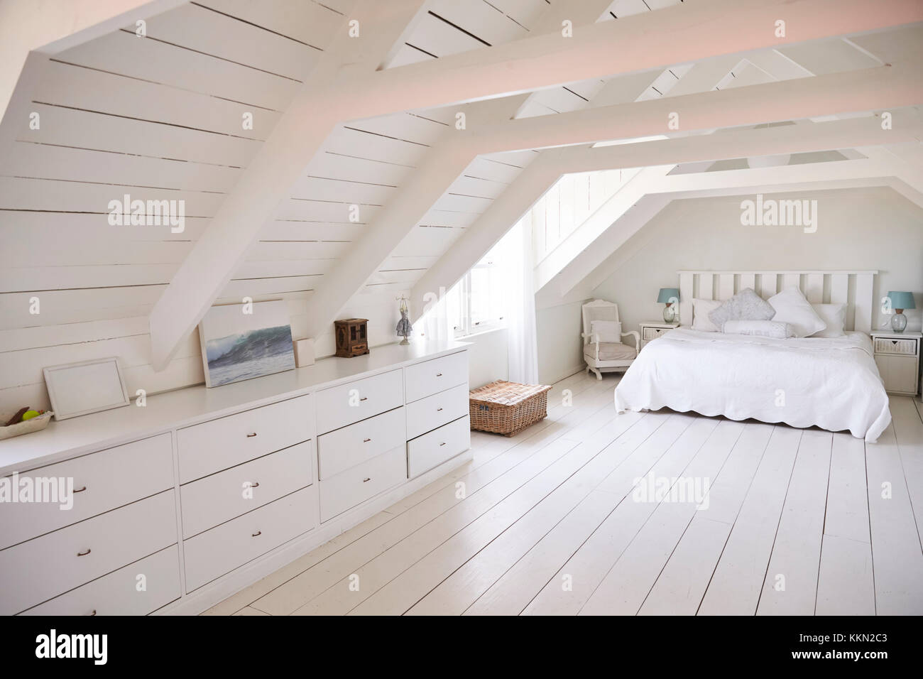 Hermosa vista del interior luminoso y espacioso dormitorio blanco Foto de stock