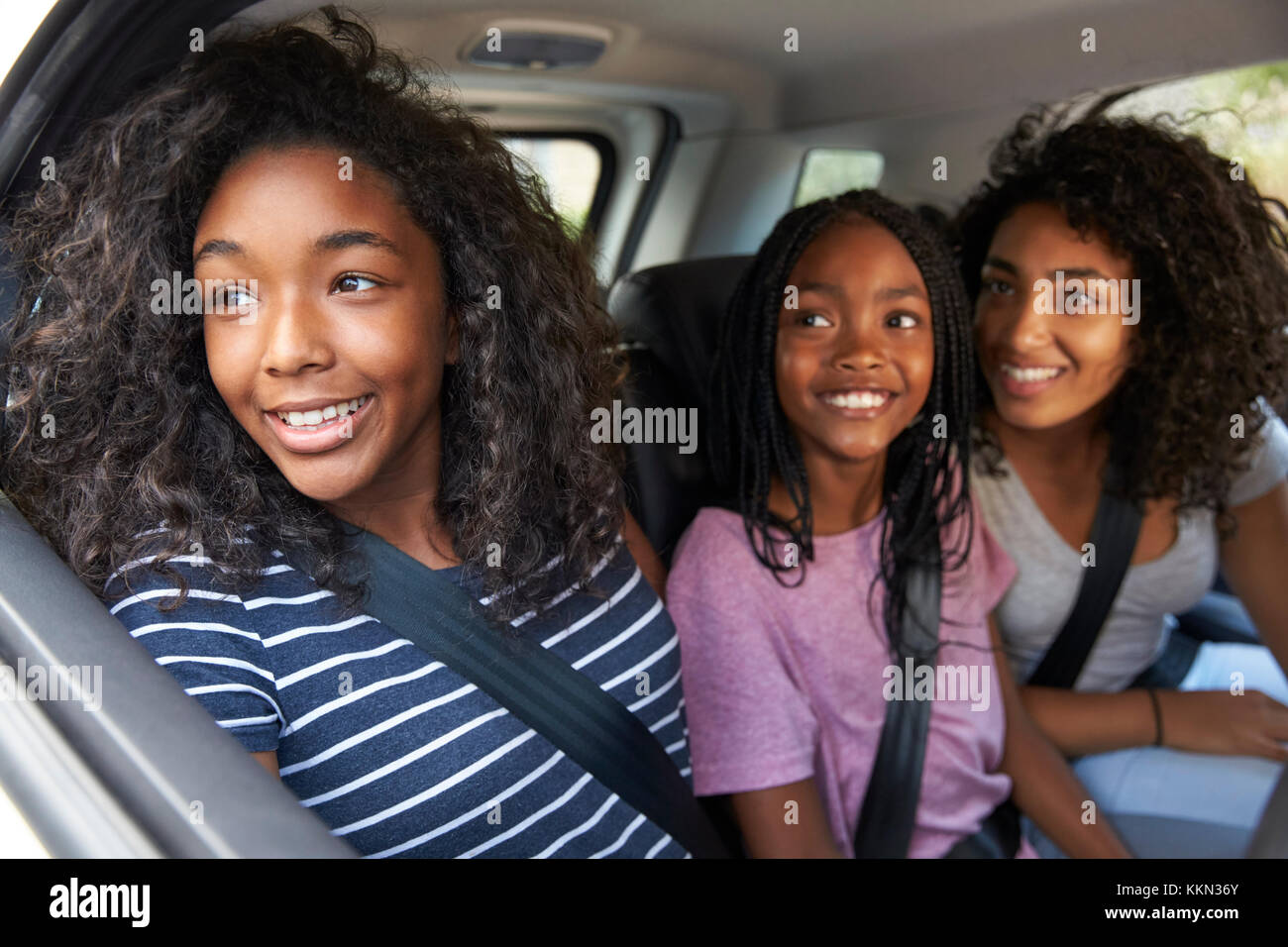 Familia con hijos adolescentes en coche En Road Trip. Foto de stock