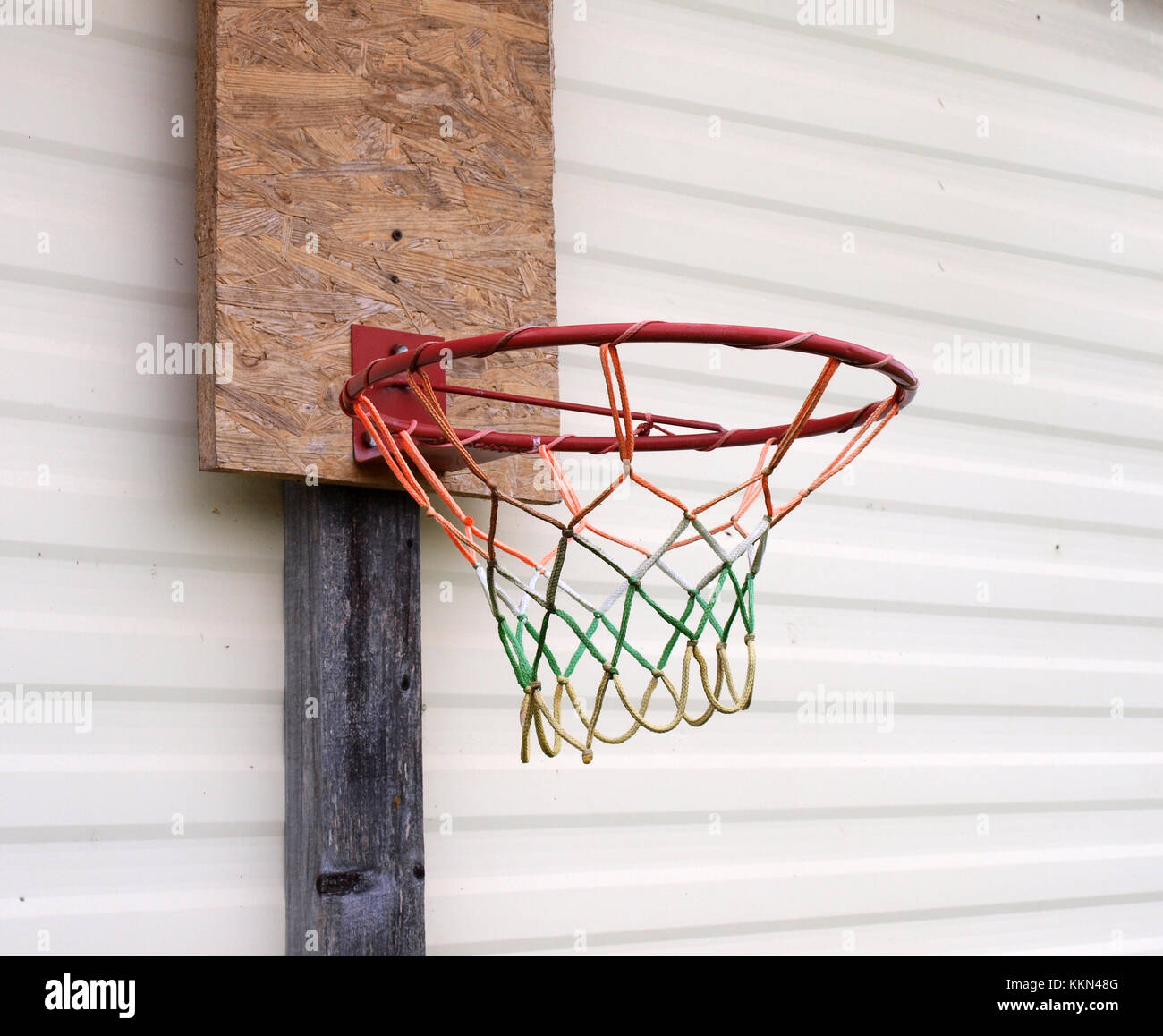Cesta caseros para juego de baloncesto en el remolque cerca de pared  Fotografía de stock - Alamy