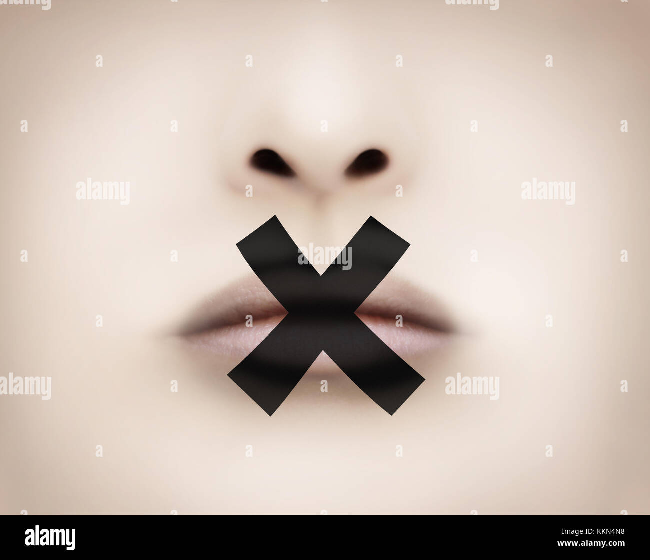 Los labios con cinta adhesiva negra simbolizando la censura Foto de stock