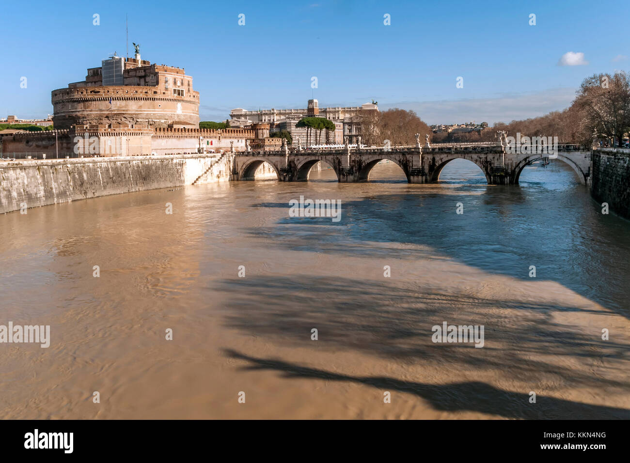 Río tevere en Castel Sant'Angelo, Roma, Italia Foto de stock