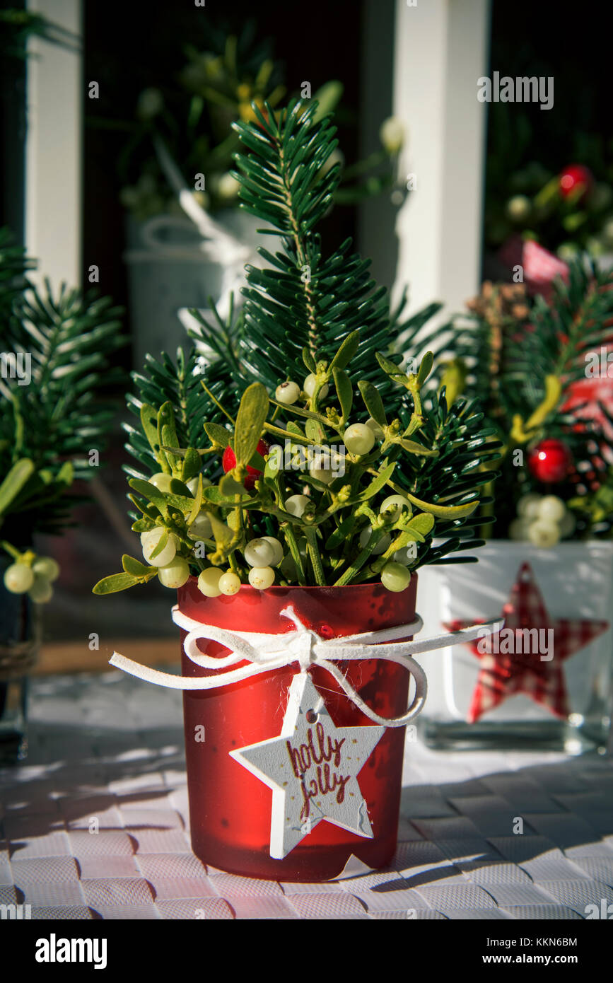 Acercamiento de algunos ramos de muérdago en venta en un mercado de navidad  Fotografía de stock - Alamy