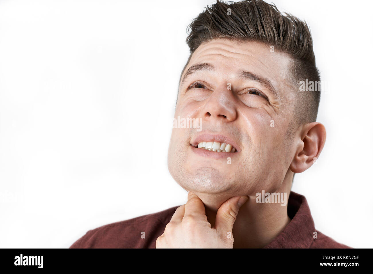 Foto de estudio del hombre sufriendo con dolor de garganta Foto de stock