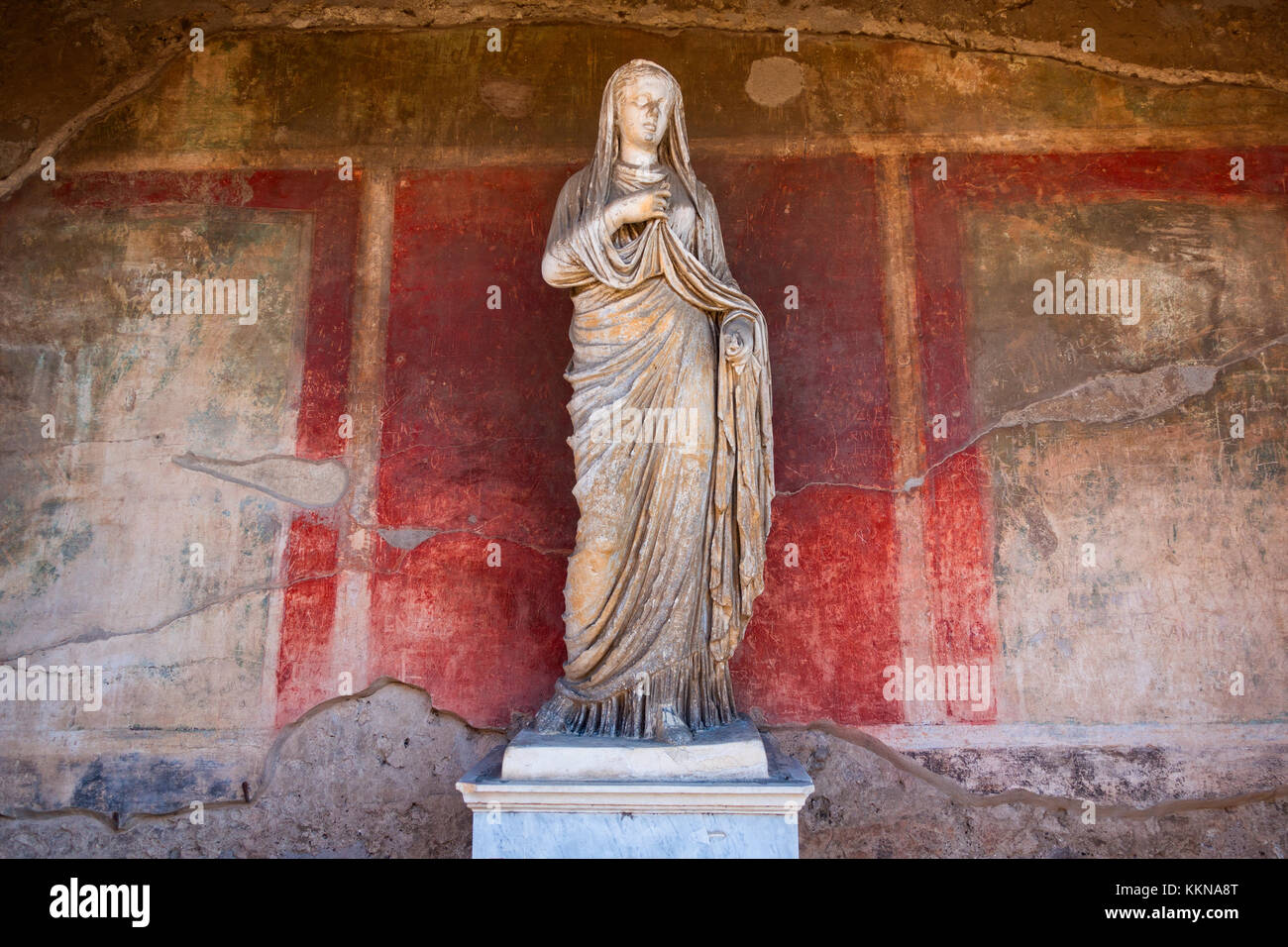 Una estatua en las ruinas romanas de Pompeya, cerca de Nápoles y el monte. El Vesubio, Campania, Italia. Foto de stock