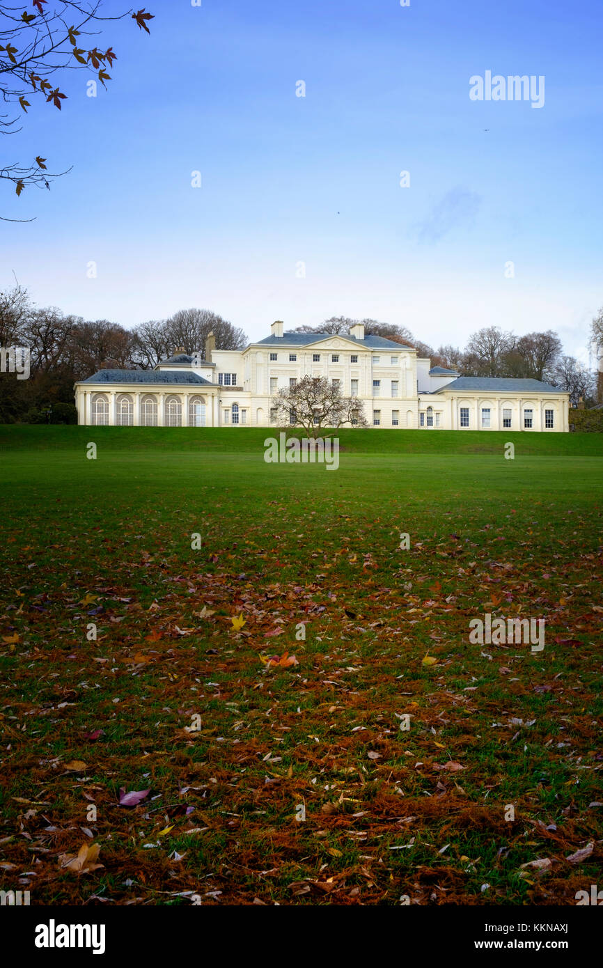 El paisaje del otoño en Kenwood House, una casa señorial Georgiana y galería de arte, diseñado por el arquitecto Robert Adam Foto de stock