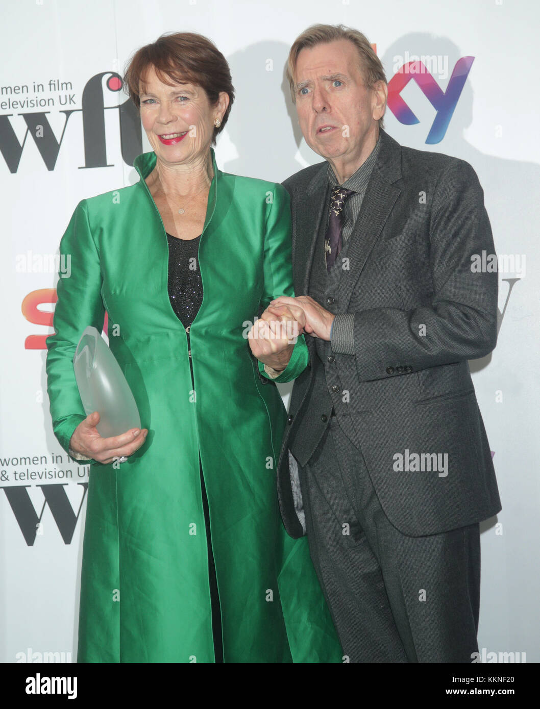 Timothy Spall, que presentó a Celia Imrie con su premio EON Productions  Lifetime Achievement Award, en los premios Women in Film & TV Awards en el  hotel London Hilton Park Lane en