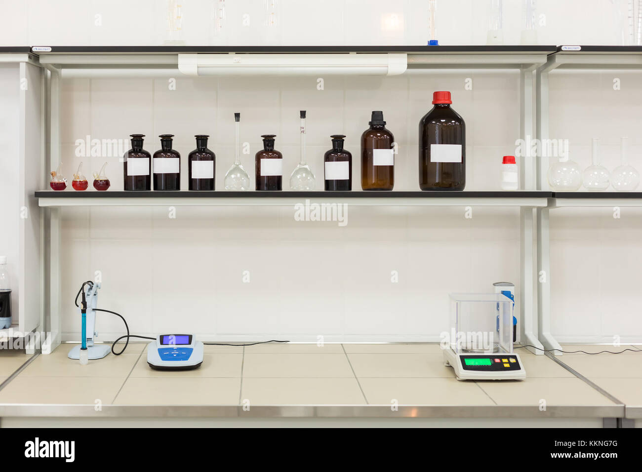 Frascos marrones en un estante del laboratorio. Concepto: Laboratorio de  Investigación Fotografía de stock - Alamy