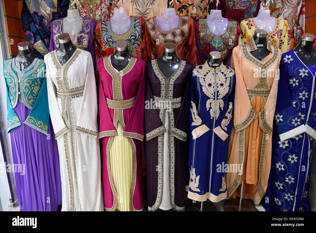 Omán sur prendas tradicionales a la venta en el zoco de damas Foto de stock
