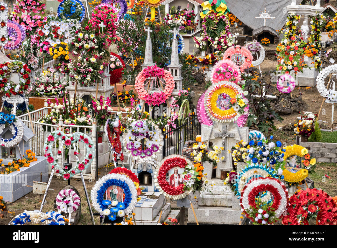 Cientos de tumbas de las laderas decoradas con flores y coronas para el