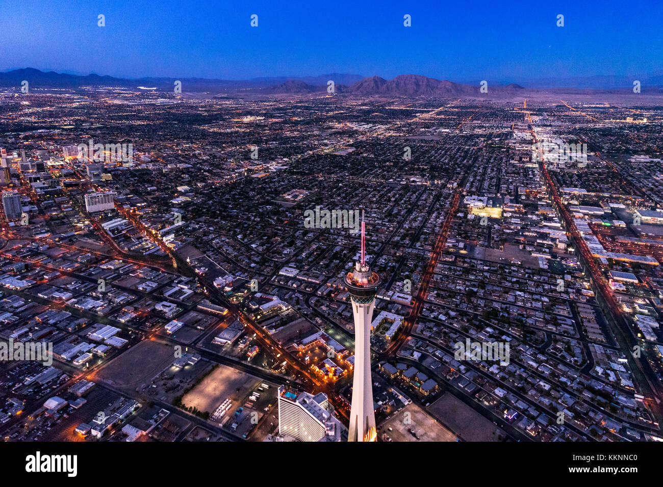 La Torre Stratosphere, la fotografía aérea desde un helicóptero al anochecer, Las Vegas, Nevada, EE.UU. Foto de stock