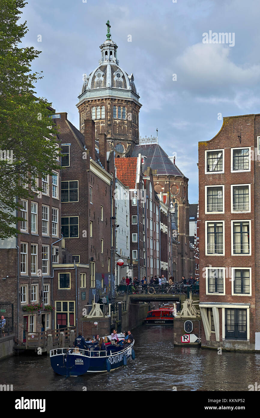 Canal con barcos en la Iglesia de San Nicolás, Amsterdam, Holanda del Norte, países Bajos Foto de stock