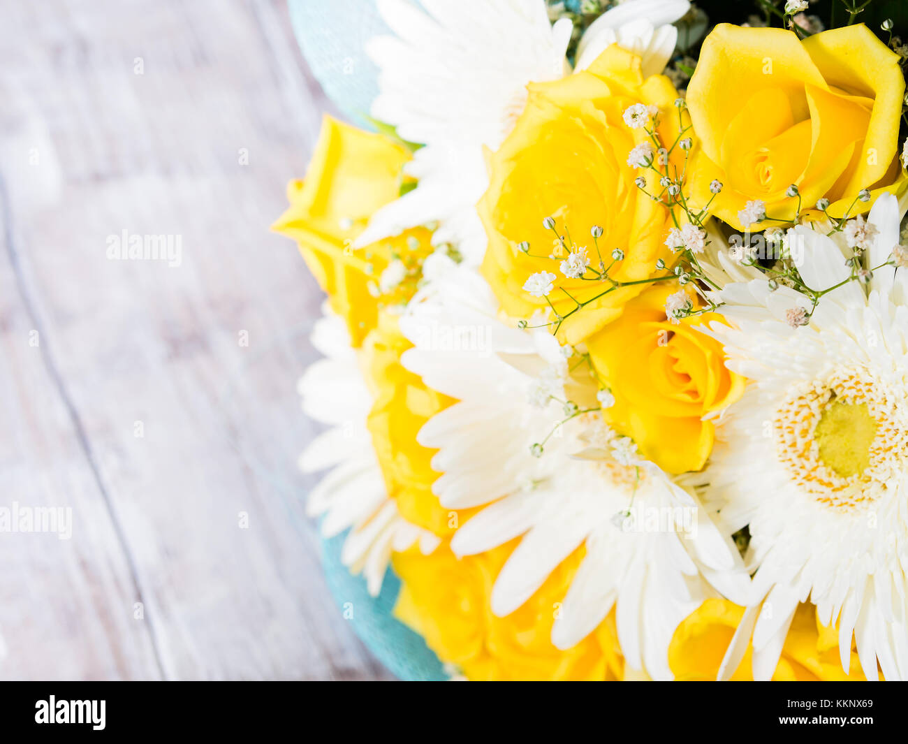 Ramo de Rosas amarillas y blancas gerbera sobre fondo de madera rústica.  Copie el espacio. Los colores de la pascua día de las mujeres Fotografía de  stock - Alamy