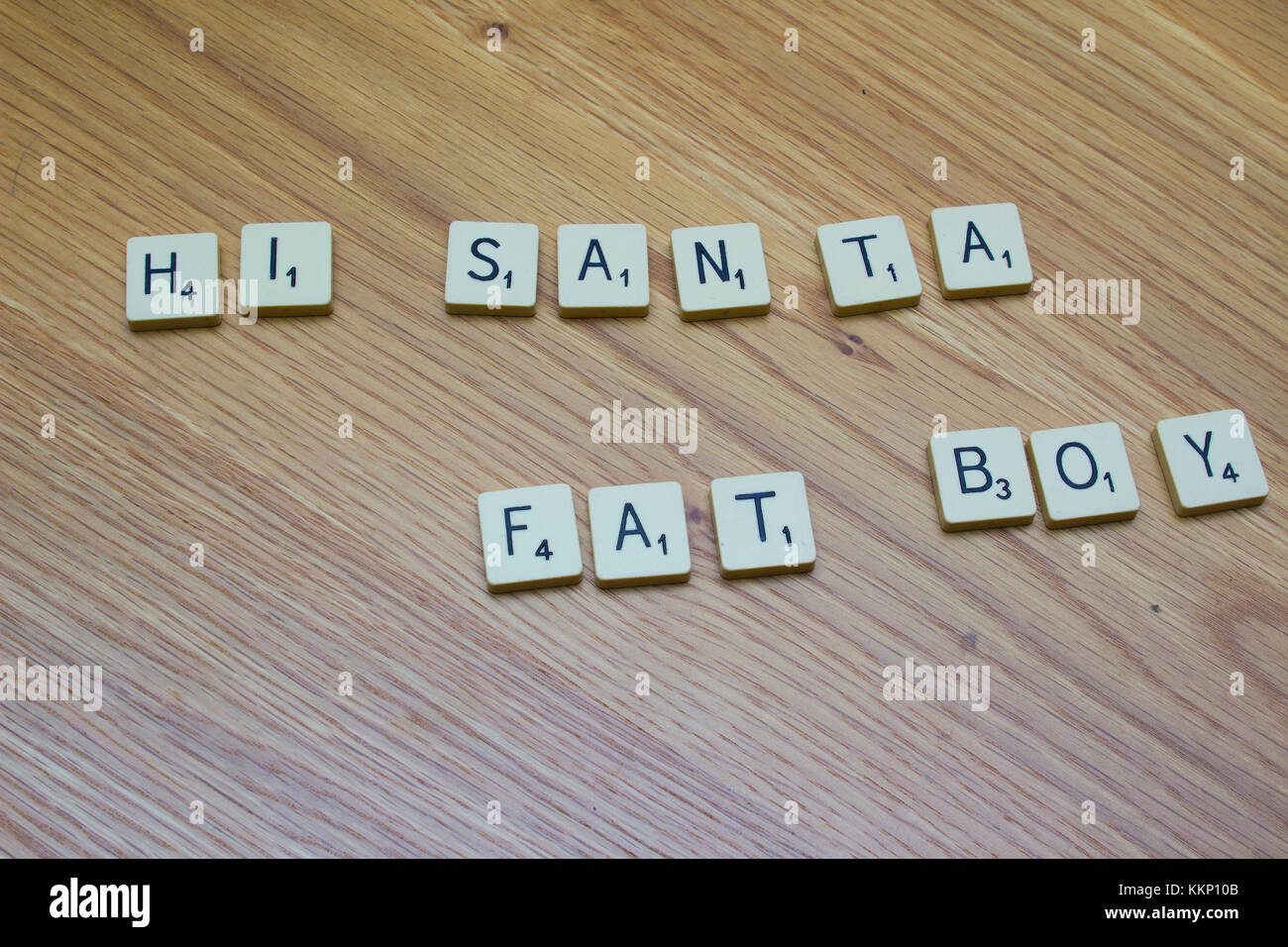 El 1 de diciembre de 2017 juego de tablero de marfil cartas diciendo hola Santa Fat Boy sobre un fondo de grano de roble en Bangor, Irlanda del Norte Foto de stock
