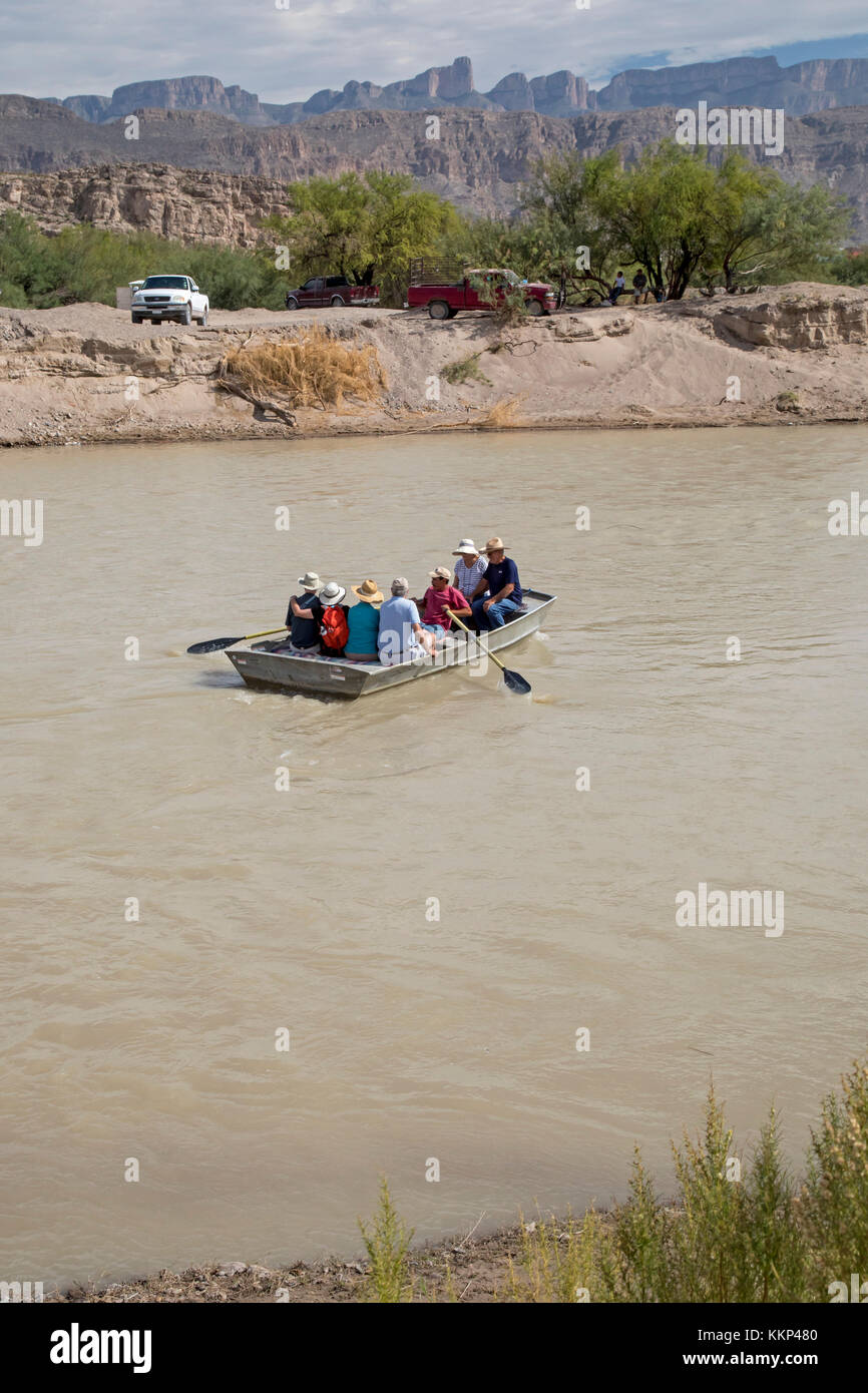 Boquillas del carmen, Coahuila, México - los turistas son remaba a través del río Grande (Río Bravo del Norte) del Parque Nacional Big Bend, visitar la ciudad Foto de stock