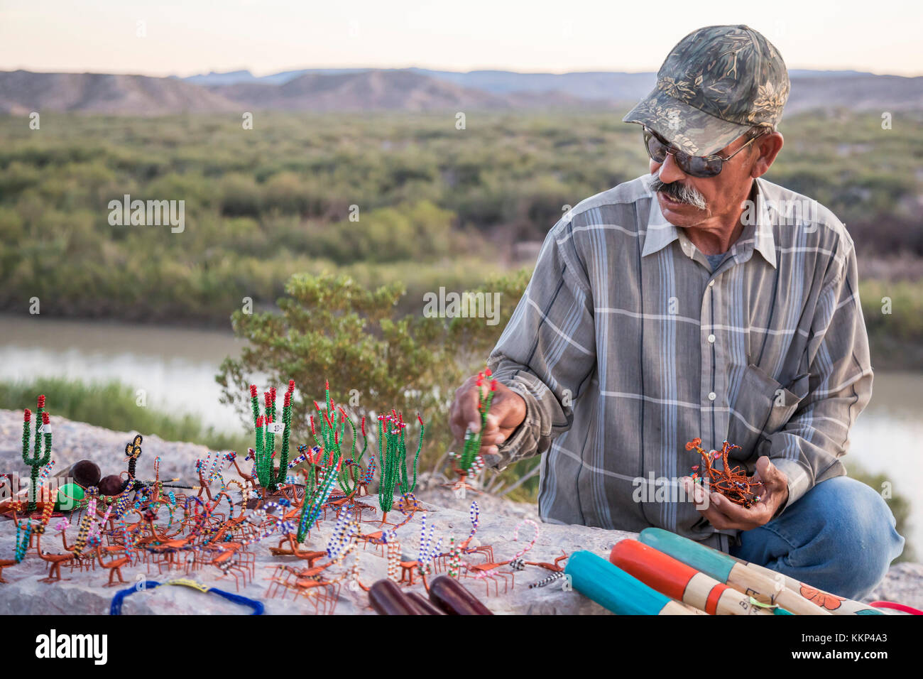 El parque nacional de Big Bend, Texas - un hombre del pueblo mexicano de boquillas del carmen sale de la artesanía en un mirador sobre el río grande para t Foto de stock