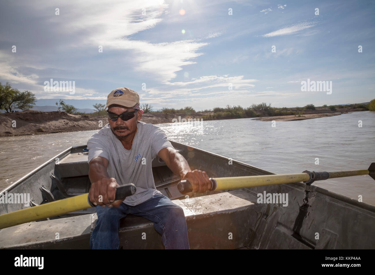 Boquillas del carmen, Coahuila, México - una lancha es cruzar la frontera internacional a través del río Grande (Río Bravo del Norte) desde el Big Bend nati Foto de stock