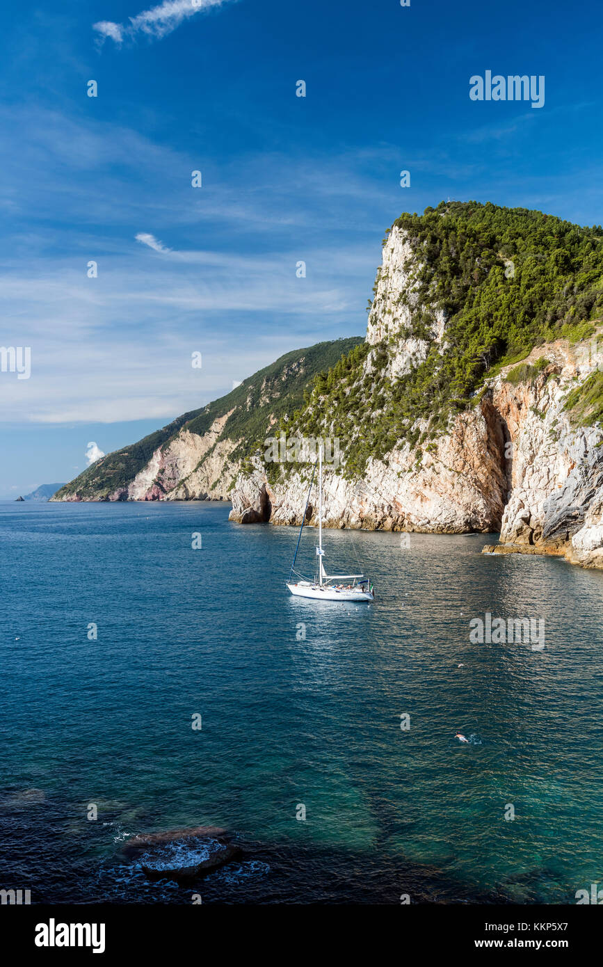 Pintorescas vistas al mar desde las murallas medievales de Porto Venere, Liguria, Italia Foto de stock