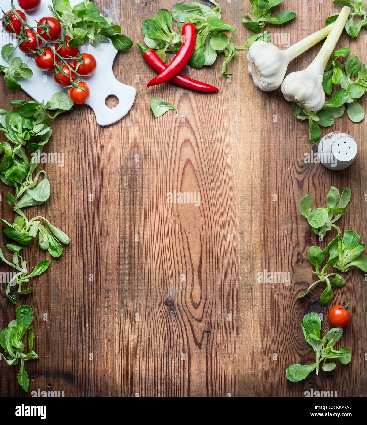 Alimentos saludables para las recetas del fondo, un menú o una lista con  diferentes vegetales orgánicos frescos ingredientes y condimentos para  ensalada o cocinar en rústico woode Fotografía de stock - Alamy