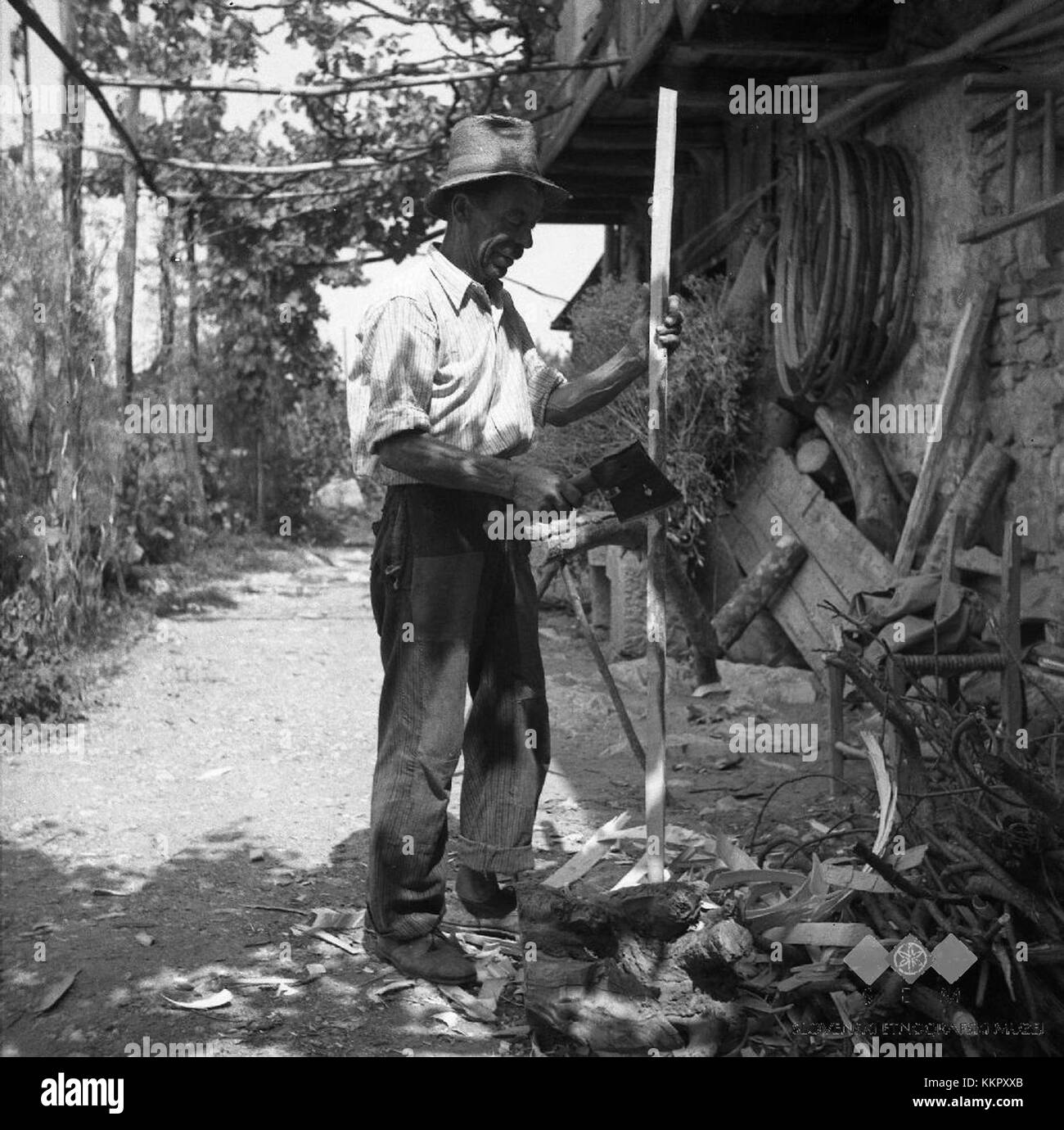 Anton Sitar, Senik 14, te hlod za kosje s tesavno sekiro 1953 Foto de stock