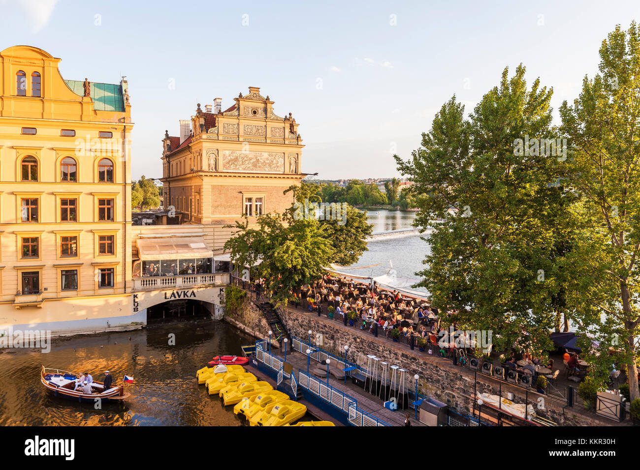 Czech, Praga, casco antiguo, Vltava, restaurante club Lavka, terraza, barco de excursión Foto de stock