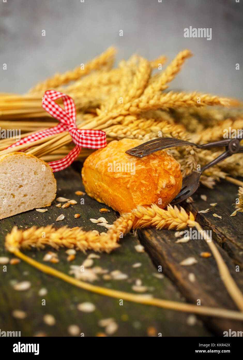 Pinzas de pastelería teniendo bollo de pan Foto de stock