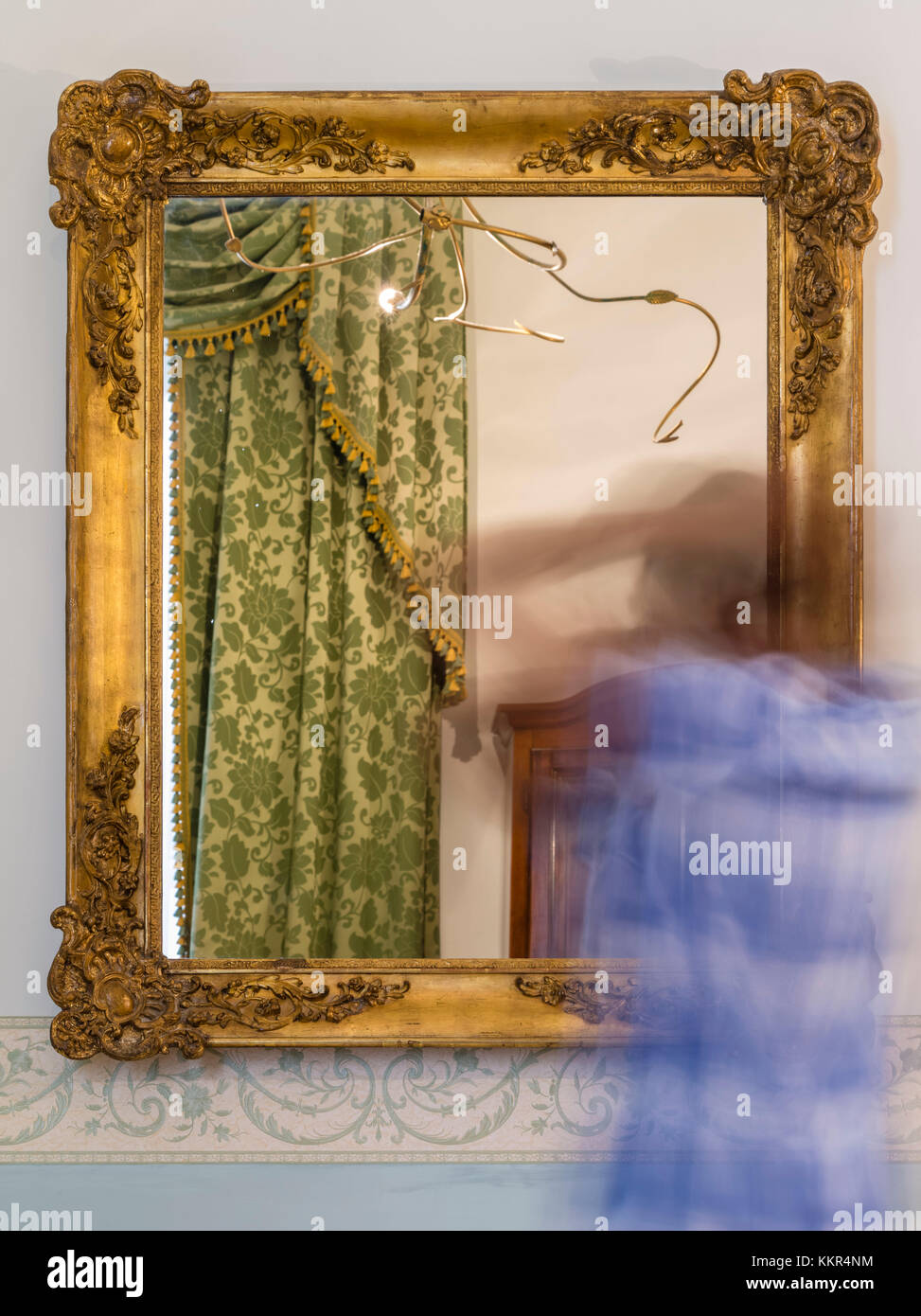 Espejo con marco dorado fotografías e imágenes de alta resolución - Alamy
