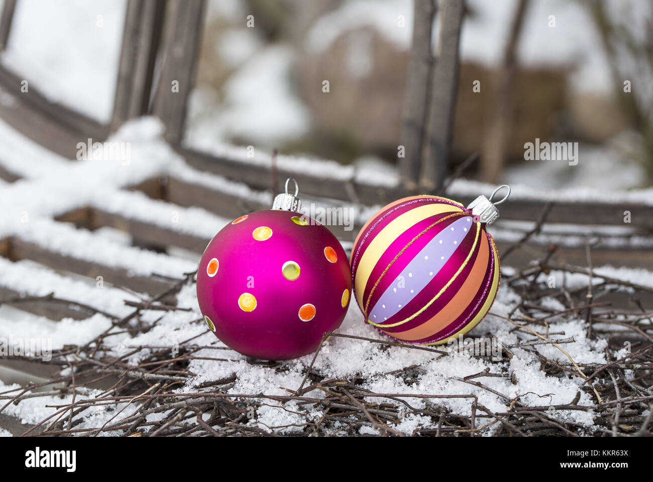 Decoración de Navidad en la nieve, la decoración, los bodegones Foto de stock