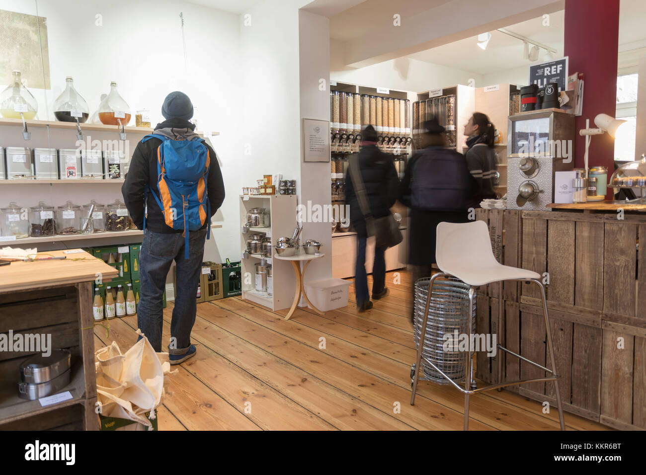 Comprar alimentos orgánicos sin envasar, en la tienda 'Stückgut', Altona, Hamburgo, Alemania Foto de stock