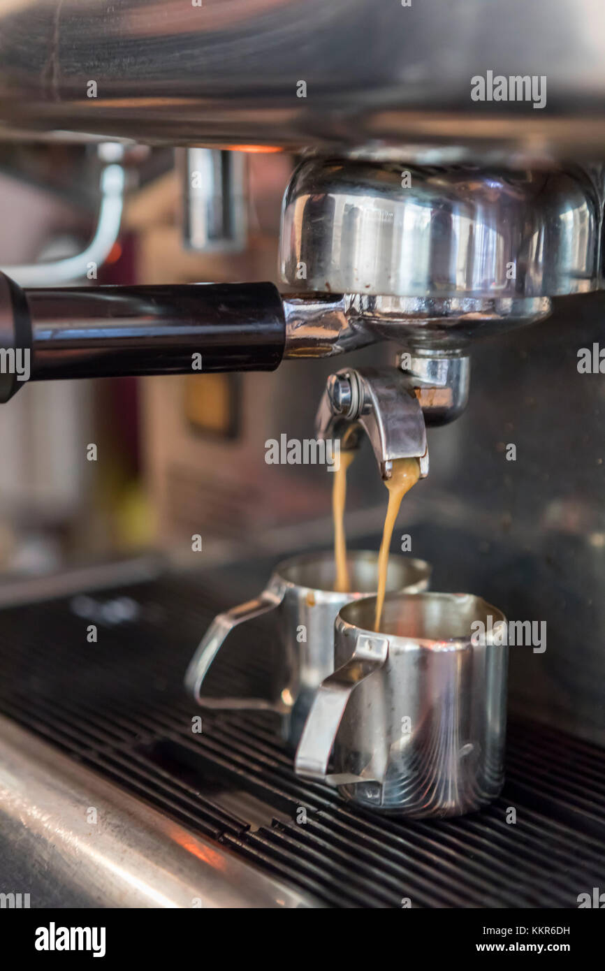 El espresso se vierte desde la máquina espresso, de cerca, en la tienda  'Stückgut' sin embalar, Altona, Hamburgo, Alemania Fotografía de stock -  Alamy