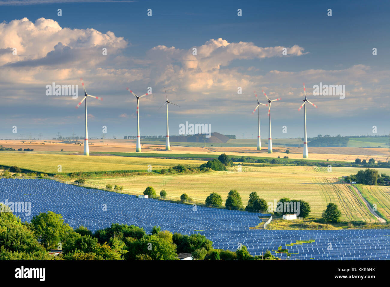Energía alternativa, la energía eólica y solar en las estaciones de la granja, Sajonia Anhalt, Alemania Foto de stock