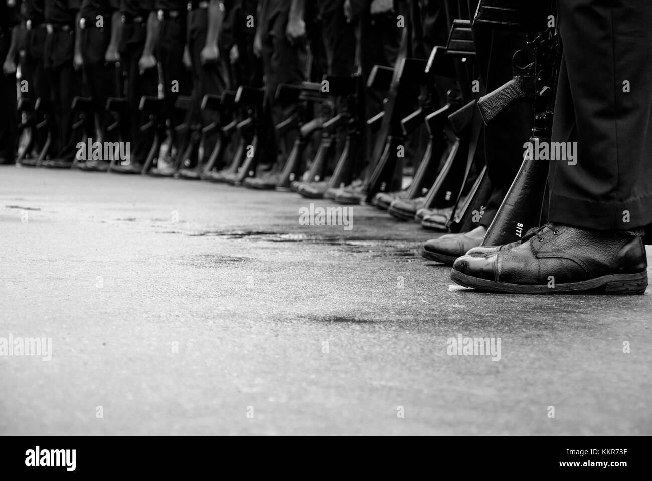 Detalle de los pies de una fila de soldados con rifles, en Nueva Delhi, India Foto de stock