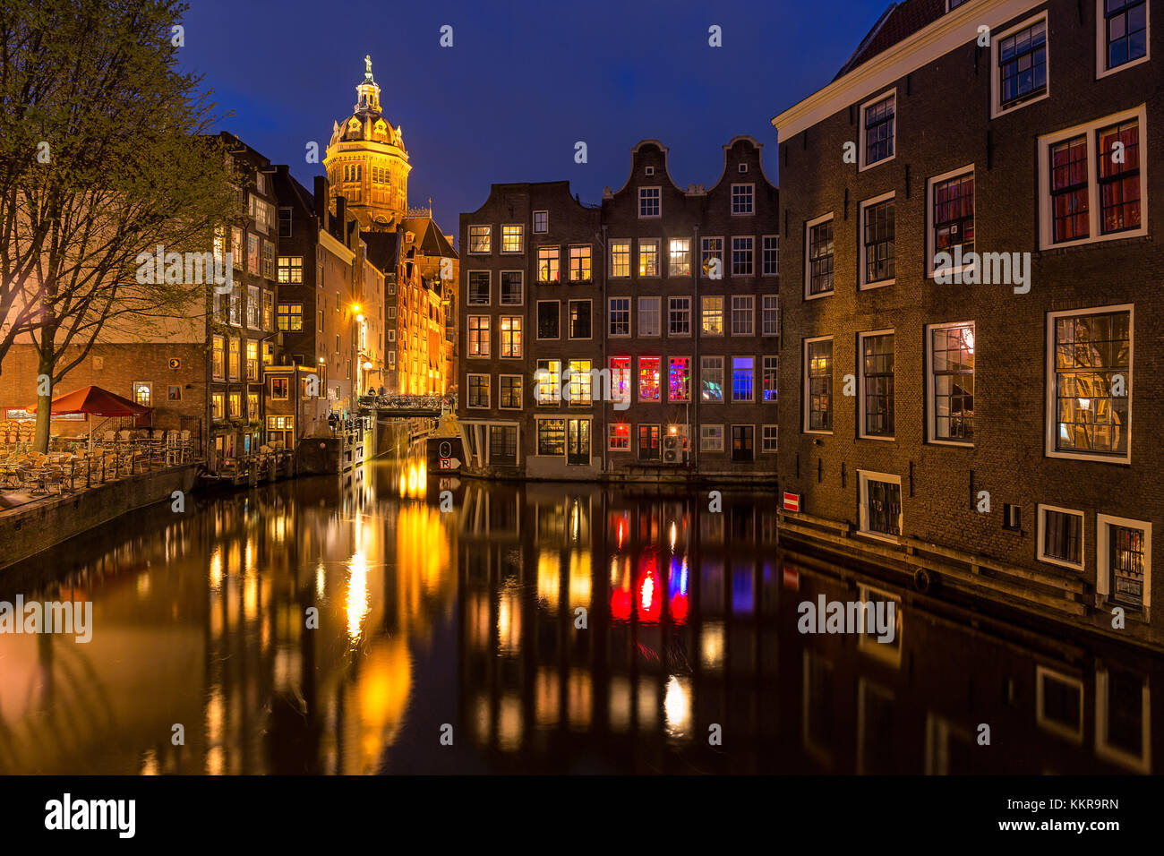 Situado en uno de los lugares más pintorescos de Ámsterdam, Armbrug (puente del brazo) lleva el nombre del Oudezijds Armsteeg (callejón del brazo del lado antiguo). Foto de stock