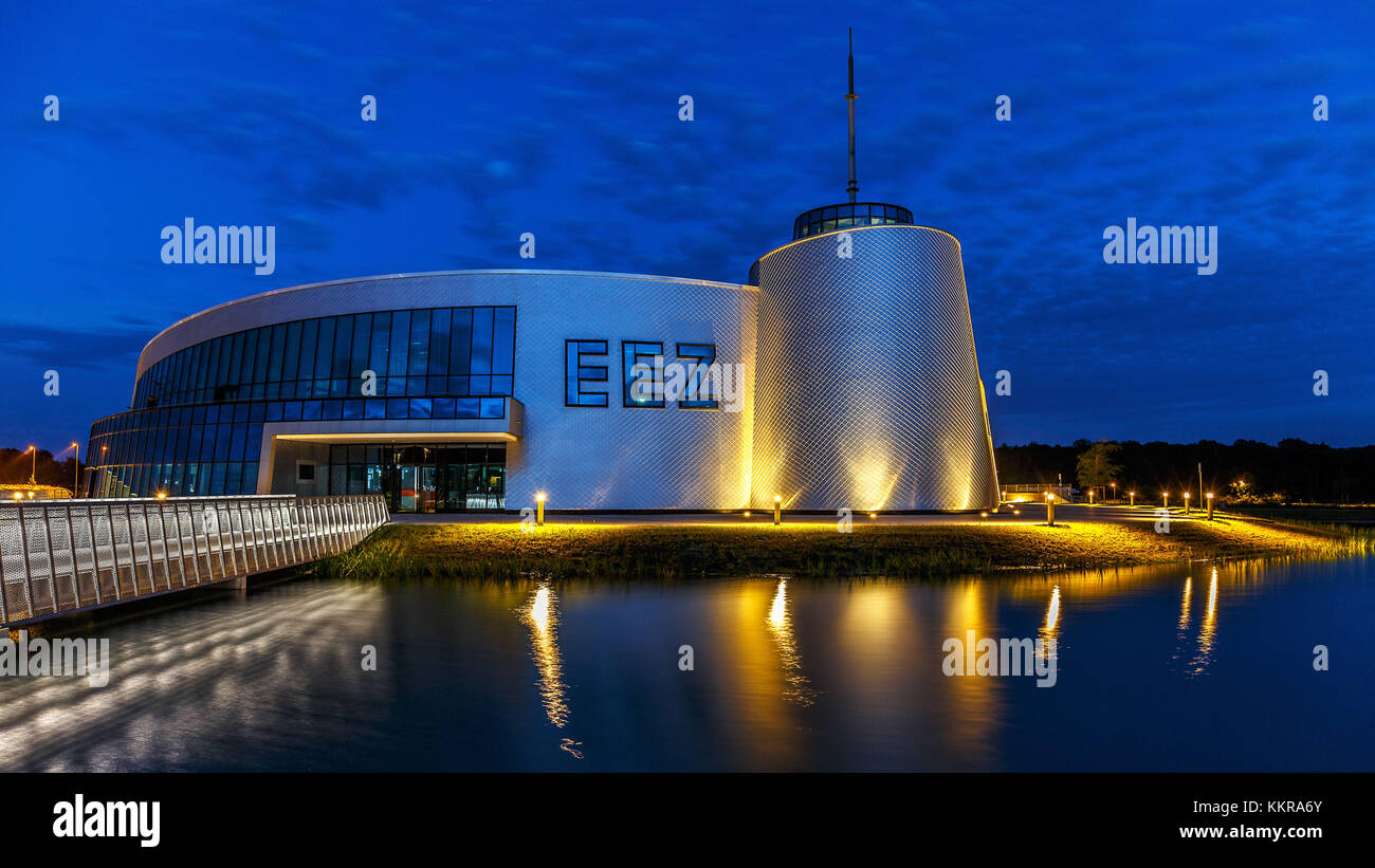 El Energie Erlebnis Zentrum Aurich es un centro moderno sobre la energía y su uso. Foto de stock