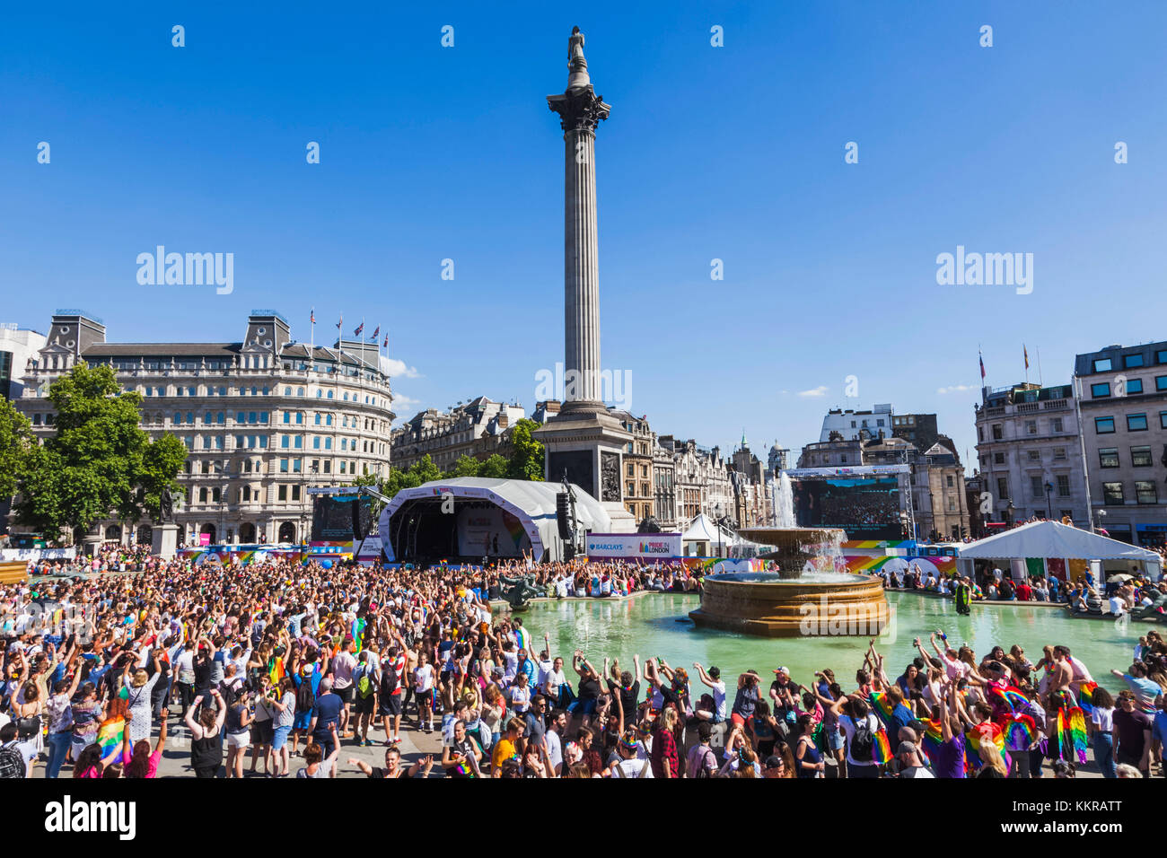 Inglaterra, Londres, Trafalgar Square, gentío celebrando la fiesta del orgullo gay Foto de stock